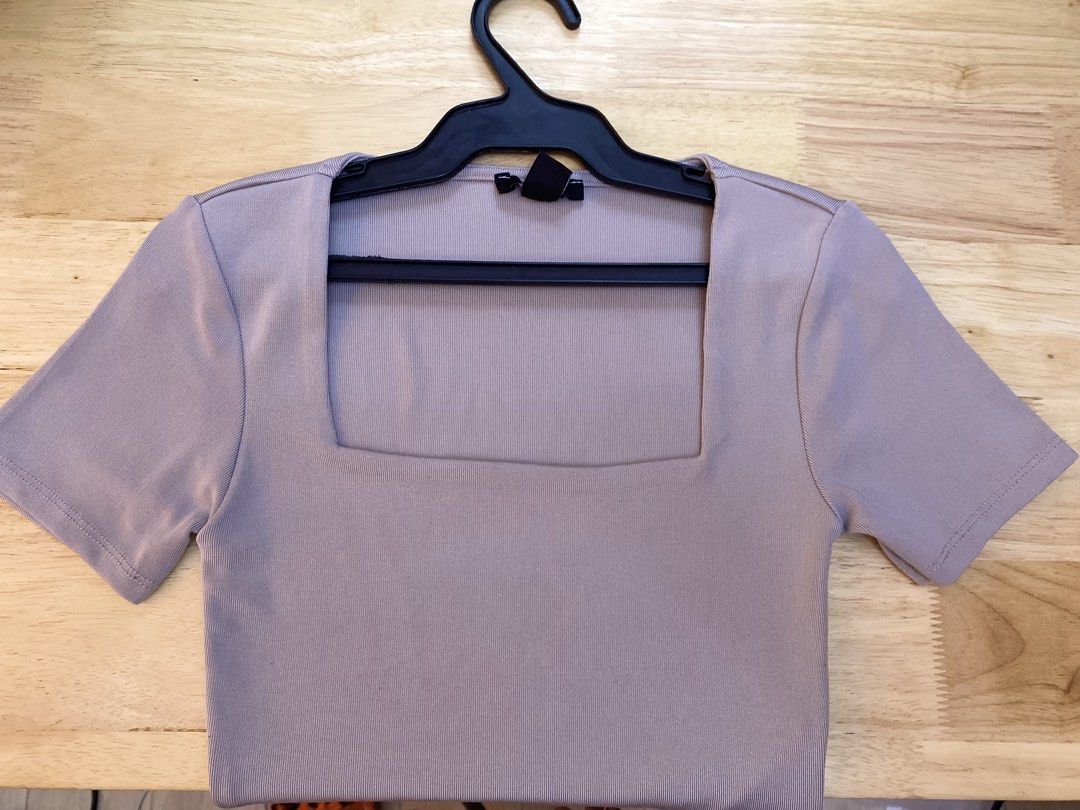 Square Neck Ribbed Top (Category: Sleeveless) located in Cavite. Submitted by helloize (Listing ID 1464411561, Image 2). Description: - Cute square neck cropped top - Short sleeves - Stretchy material for comfort - Versatile for casual or dressed-up outfits - Easily pairs with jeans or skirts Never used since too fit for me. .