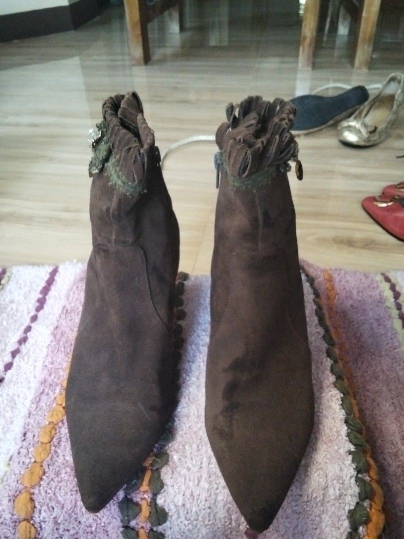 Staccato leather boots (Category: Boots) located in Calasiao. Submitted by alluringvenus.thriftshop (Listing ID 1464437090, Image 1). Description: very good condition like new never been used.