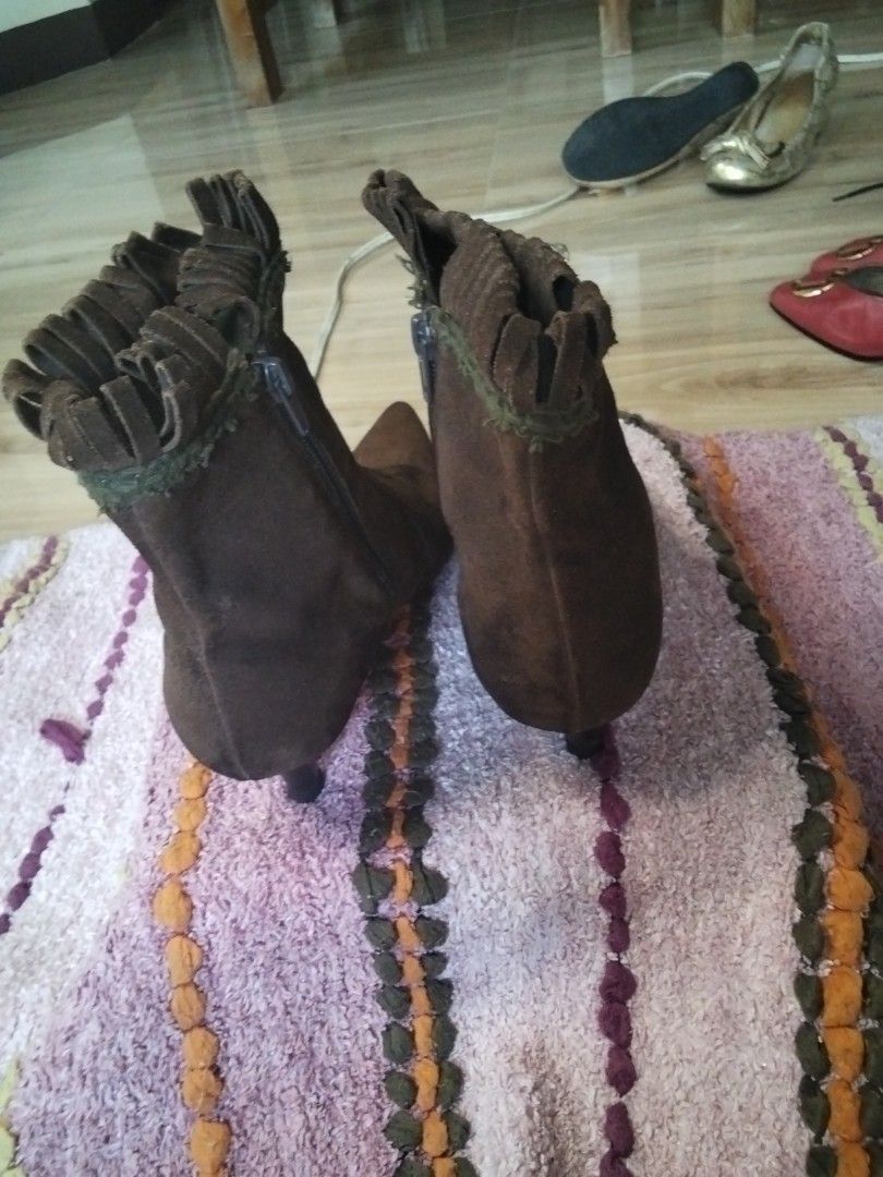 Staccato leather boots (Category: Boots) located in Calasiao. Submitted by alluringvenus.thriftshop (Listing ID 1464437090, Image 3). Description: very good condition like new never been used.