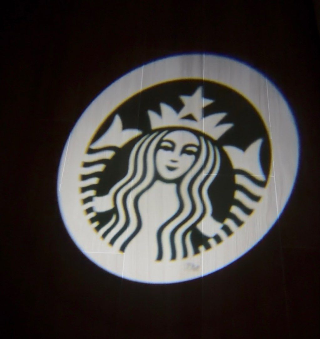 Starbucks 中秋走馬燈咖啡杯錢罌 （分類：其他周邊）位於 Hong Kong。 由 littlegreener 提交（商品編號 1464389645，圖片 6）。簡介： 巨型咖啡杯錢罌，底部可拆出嚟，有走馬燈圖案，效果見附圖，連一條掛繩，可作電話繩用，及一張Starbucks貼紙。 只作順豐到付，為免打爛，要用盒寄。。