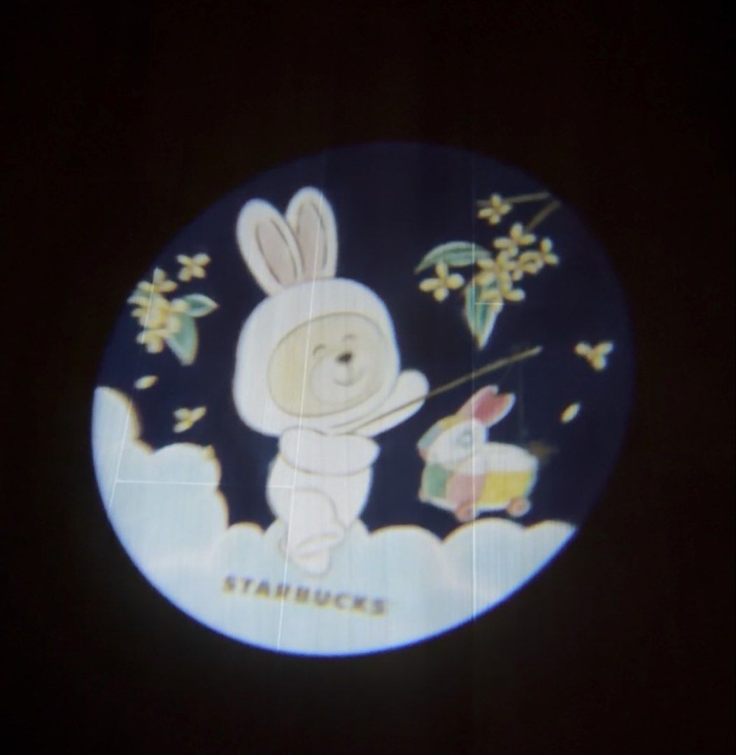 Starbucks 中秋走馬燈咖啡杯錢罌 （分類：其他周邊）位於 Hong Kong。 由 littlegreener 提交（商品編號 1464389645，圖片 3）。簡介： 巨型咖啡杯錢罌，底部可拆出嚟，有走馬燈圖案，效果見附圖，連一條掛繩，可作電話繩用，及一張Starbucks貼紙。 只作順豐到付，為免打爛，要用盒寄。。