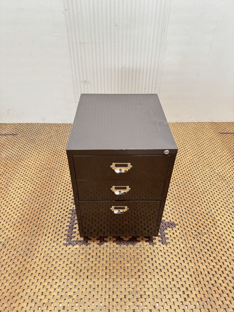 Steel pedestal (Category: Shelves, Cabinets & Racks) located in Quezon City. Submitted by matetdevis13 (Listing ID 1464566824, Image 2). Description: Steel Pedestal Drawers / Side Drawers Price: 2,500 L16 x W19.5 x H24.5 In good condition Code MJS0-T22B.