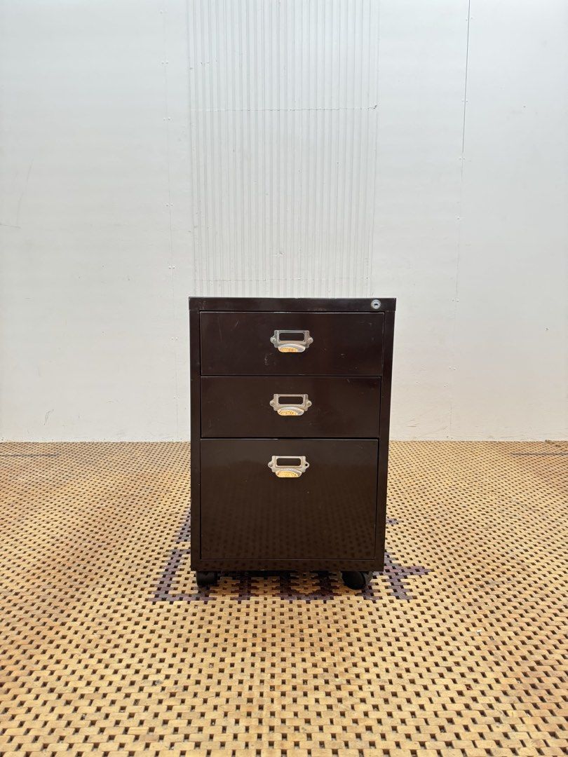 Steel pedestal (Category: Shelves, Cabinets & Racks) located in Quezon City. Submitted by matetdevis13 (Listing ID 1464566824, Image 1). Description: Steel Pedestal Drawers / Side Drawers Price: 2,500 L16 x W19.5 x H24.5 In good condition Code MJS0-T22B.