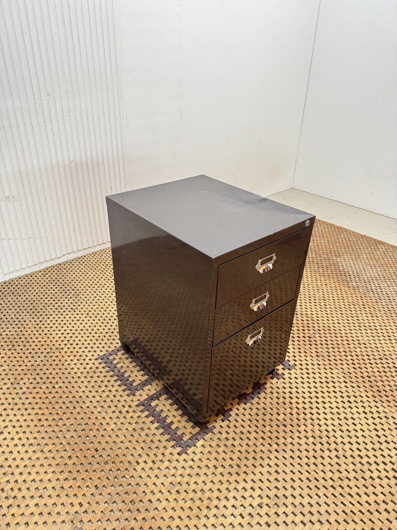 Steel pedestal (Category: Shelves, Cabinets & Racks) located in Quezon City. Submitted by matetdevis13 (Listing ID 1464566824, Image 3). Description: Steel Pedestal Drawers / Side Drawers Price: 2,500 L16 x W19.5 x H24.5 In good condition Code MJS0-T22B.