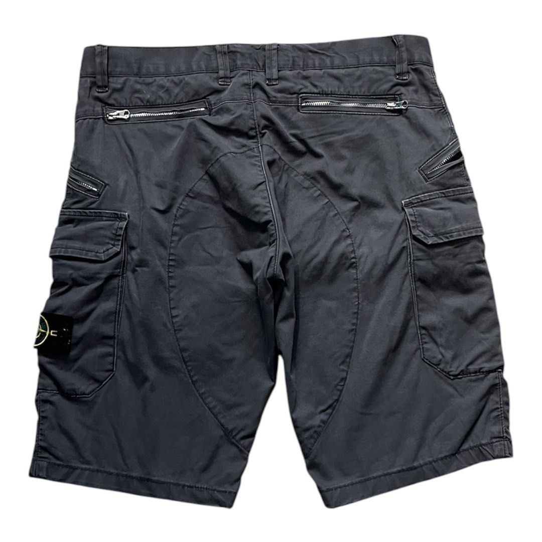 Stone island cargo short (Category: Shorts) located in Lapu Lapu. Submitted by jhonrener41426 (Listing ID 1464568578, Image 3). Description: Size 34 Length-22 Leg opening-9.5 Excellent condition Color rate 9.5/10 Complete tags (scanable) Issue none .