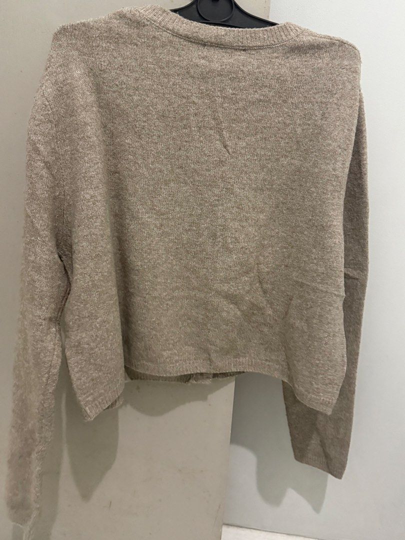 Stradivarius Beige Knit Button-Up Cardigan (Category: Coats, Jackets and Outerwear) located in Mandaluyong City. Submitted by trovebya (Listing ID 1464473727, Image 2). Description: - Beige knit cardigan from Stradivarius - Size M (EUR) - Long sleeves - Button-up front - Crew neck style - Ideal for layering - Made in China.