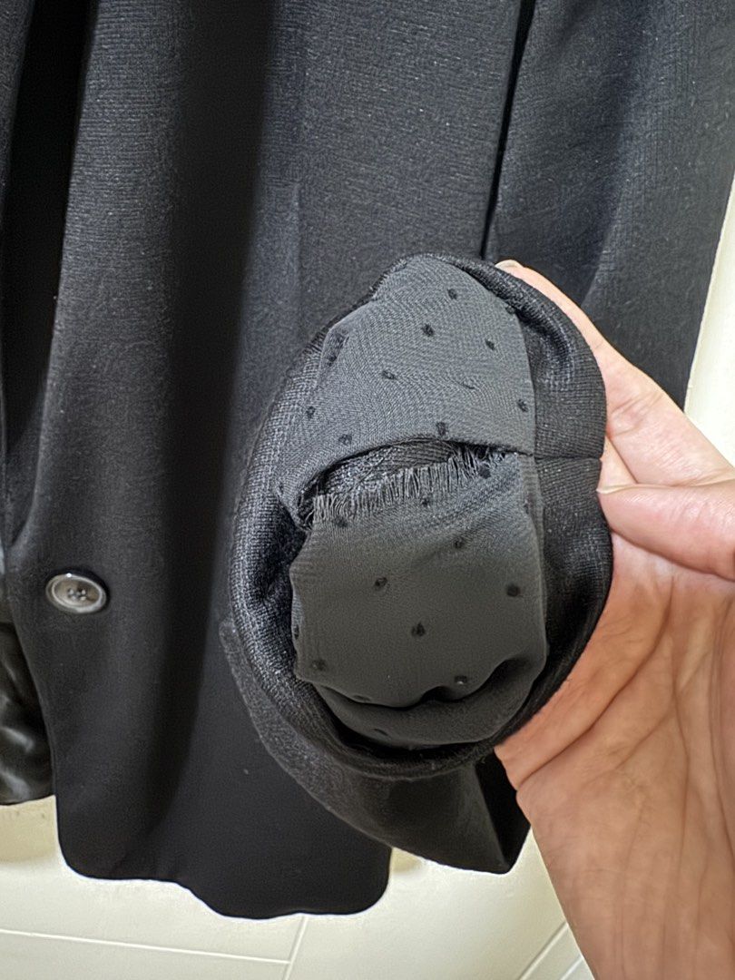 Stradivarius Black Blazer XS (Category: Coats, Jackets and Outerwear) located in Pasig City. Submitted by phey05 (Listing ID 1464372813, Image 3). Description: - Stradivarius Black Blazer - Size: XS - Fully lined with silky material - Single button front closure - Functional front pockets - Perfect for dressing up or down.