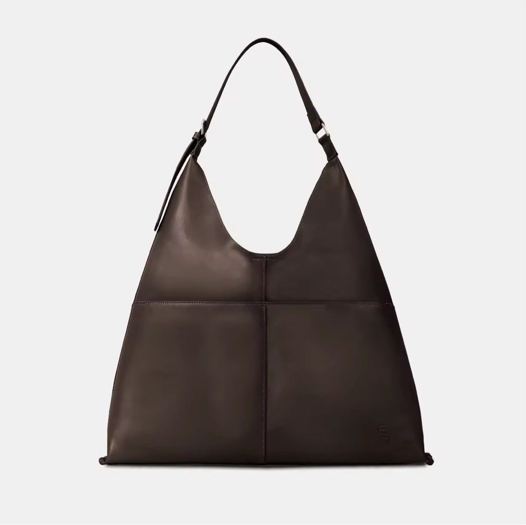Straightforward Harlow Leather Bag (Category: Shoulder Bags) located in Ozamiz City. Submitted by raeuma (Listing ID 1464396075, Image 1). Description: Straightforward Harlow bag in dark brown leather 👜 Fits your everyday work essentials like a 16” laptop, a tablet, notebook, books, and folders up to 18”, pouches, wallet, phone, keys, alcohol spray, umbrella, and tumblers up to 18” tall. Note: This is a pre-loved bag that has been well cared for