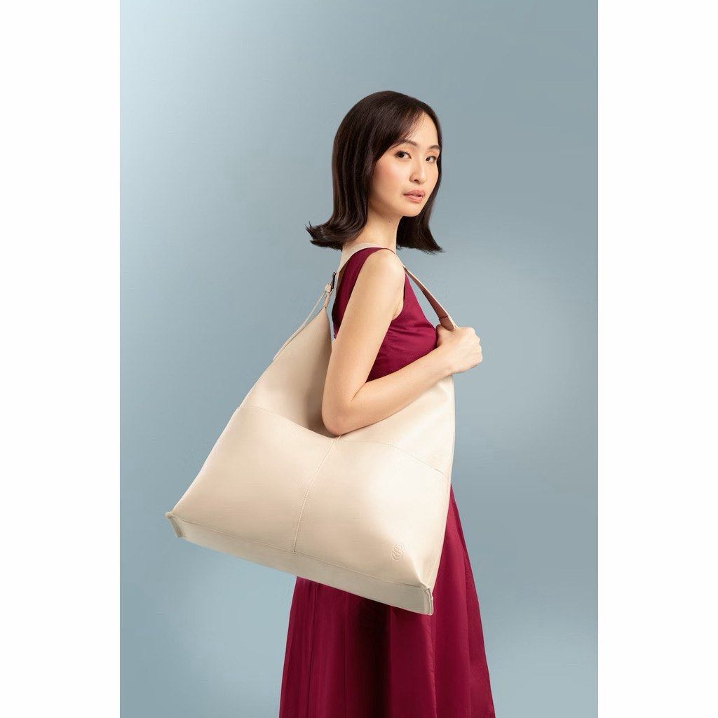 Straightforward Harlow Leather Bag (Category: Shoulder Bags) located in Ozamiz City. Submitted by raeuma (Listing ID 1464396075, Image 2). Description: Straightforward Harlow bag in dark brown leather 👜 Fits your everyday work essentials like a 16” laptop, a tablet, notebook, books, and folders up to 18”, pouches, wallet, phone, keys, alcohol spray, umbrella, and tumblers up to 18” tall. Note: This is a pre-loved bag that has been well cared for