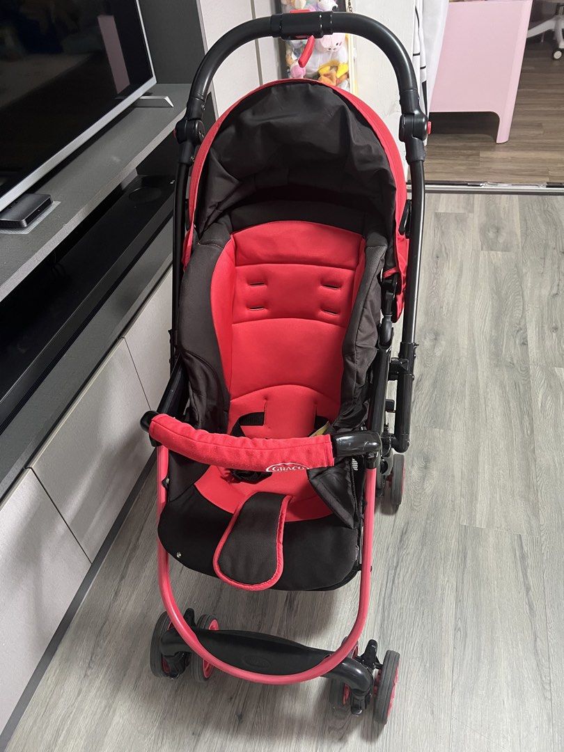 Stroller (Category: Strollers) located in Singapore. Submitted by emilytutu (Listing ID 1464357828, Image 3). Description: Graco stroller.