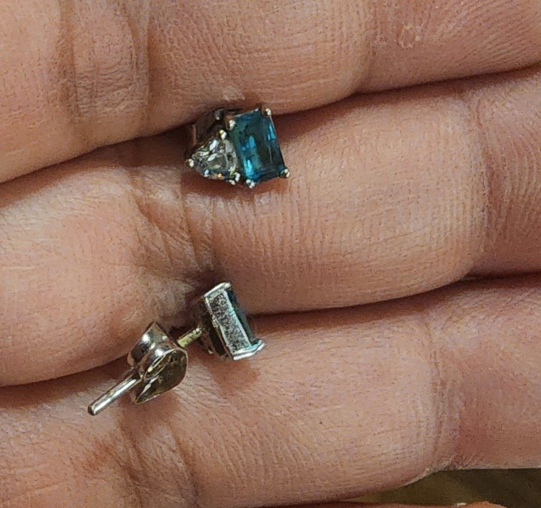 STUD EARRINGS (blue and white zircon) (Category: Earrings) located in Manila. Submitted by chrinathalie (Listing ID 1464553446, Image 1). Description: rhodium plated with whitegold ITEM IS NOT PAWNABLE.