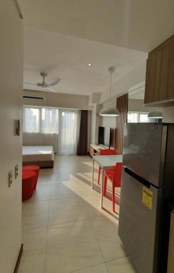 STUDIO ROYALTON CAPITOL COMMONS (Category: Apartments & Condos) located in Pasig City. Submitted by brokerchielet (Listing ID 1464568951, Image 3). Description: 🏙️ FOR LEASE | FURNISHED STUDIO UNIT + PARKING Royalton at Capitol Commons | Pasig City 📍 Location: Camino Verde Road, Capitol Commons, Brgy. Oranbo, Pasig City 🏢 Developer: Ortigas Land ✨ Property Details: • 1 Bedroom • 40 sqm • Fully Furnished • 1 Parking Slot Included • Facing the O