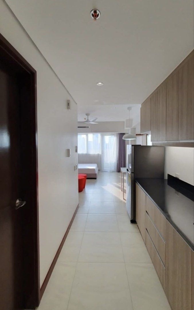 STUDIO ROYALTON CAPITOL COMMONS (Category: Apartments & Condos) located in Pasig City. Submitted by brokerchielet (Listing ID 1464568951, Image 2). Description: 🏙️ FOR LEASE | FURNISHED STUDIO UNIT + PARKING Royalton at Capitol Commons | Pasig City 📍 Location: Camino Verde Road, Capitol Commons, Brgy. Oranbo, Pasig City 🏢 Developer: Ortigas Land ✨ Property Details: • 1 Bedroom • 40 sqm • Fully Furnished • 1 Parking Slot Included • Facing the O