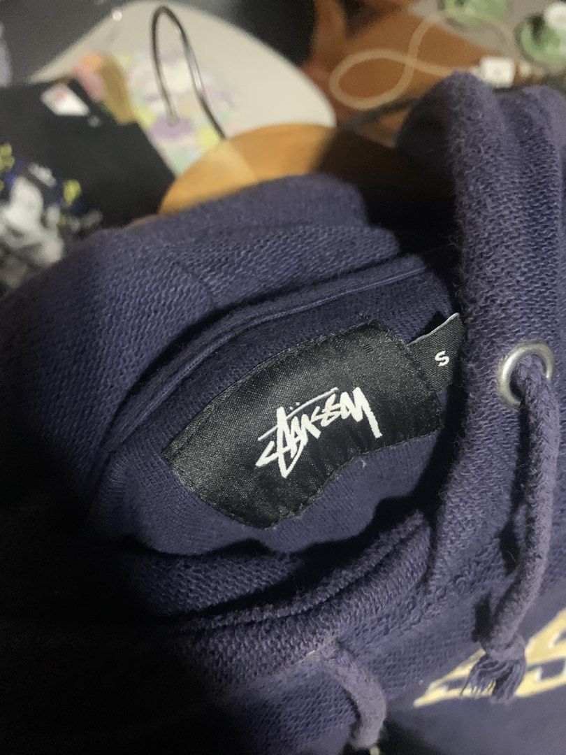 Stussy hoddie (Category: Coats, Jackets and Outerwear) located in Tagum. Submitted by vincemojado_127 (Listing ID 1464359392, Image 2). Description: 22x28 (M on tag) Issue: Minor Oil Stain sa hem part Condition:9/10 .