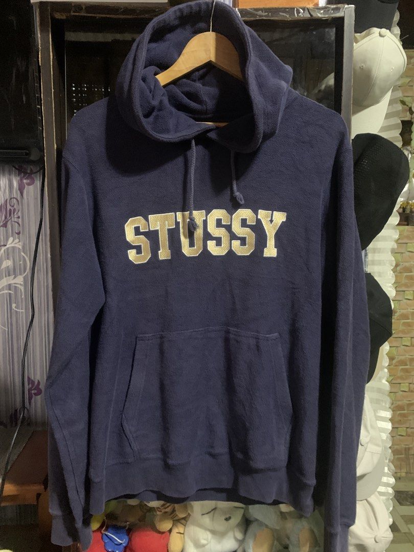 Stussy hoddie (Category: Coats, Jackets and Outerwear) located in Tagum. Submitted by vincemojado_127 (Listing ID 1464359392, Image 1). Description: 22x28 (M on tag) Issue: Minor Oil Stain sa hem part Condition:9/10 .