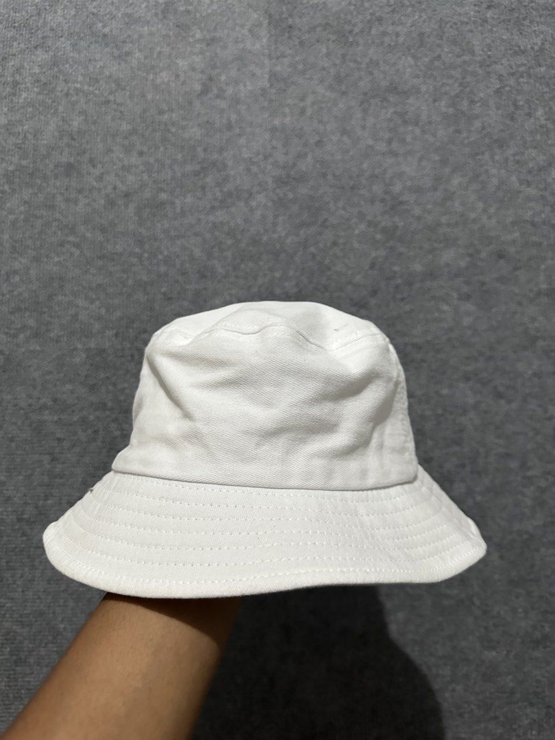 Stussy White Bucket Hat (Category: Caps & Hats) located in Villasis. Submitted by justinramosonfb (Listing ID 1464469604, Image 3). Description: - Classic white Stussy bucket hat - Features iconic embroidered Stussy logo on the front - Simple and versatile design - Ideal for sunny days or adding a streetwear vibe - Great for casual wear.