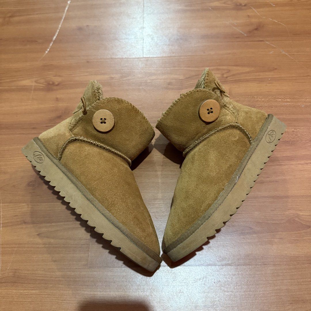 Suede winter snow boots (Category: Boots) located in Baguio. Submitted by puss_n_boots2600 (Listing ID 1464421887, Image 1). Description: Suede winter snow boots Size 37.5.