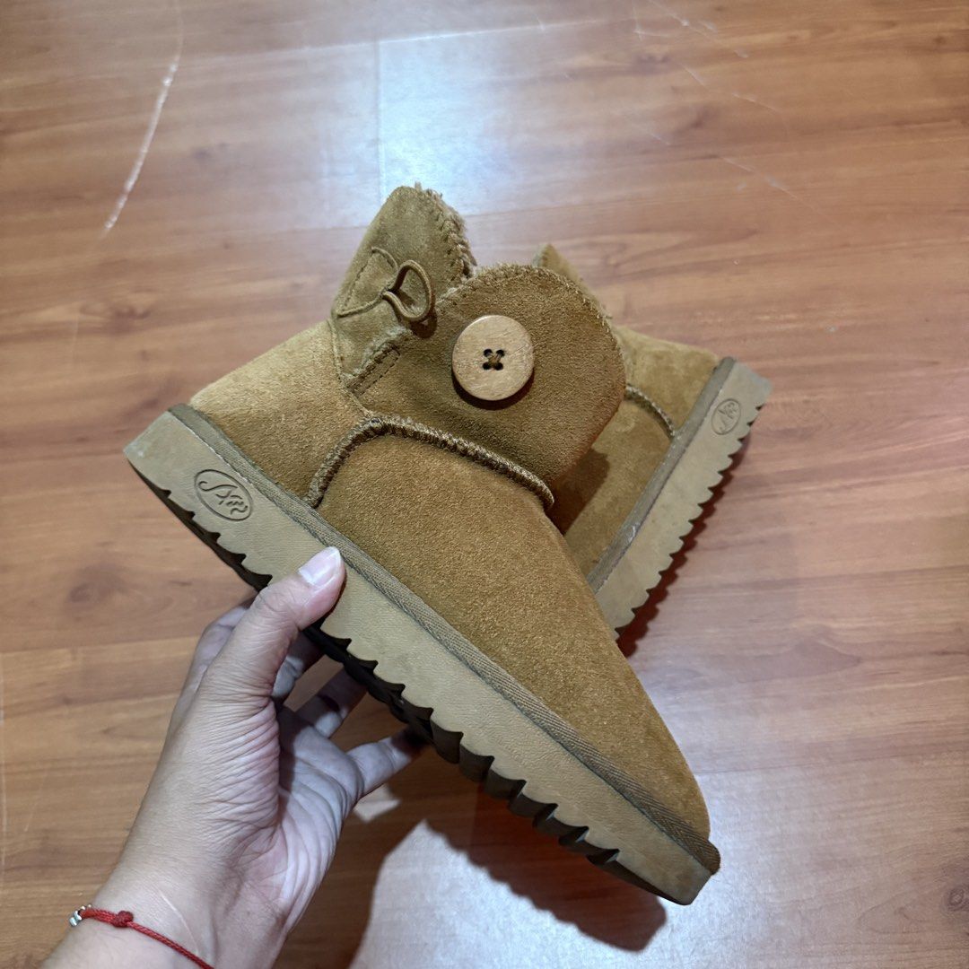 Suede winter snow boots (Category: Boots) located in Baguio. Submitted by puss_n_boots2600 (Listing ID 1464421887, Image 2). Description: Suede winter snow boots Size 37.5.