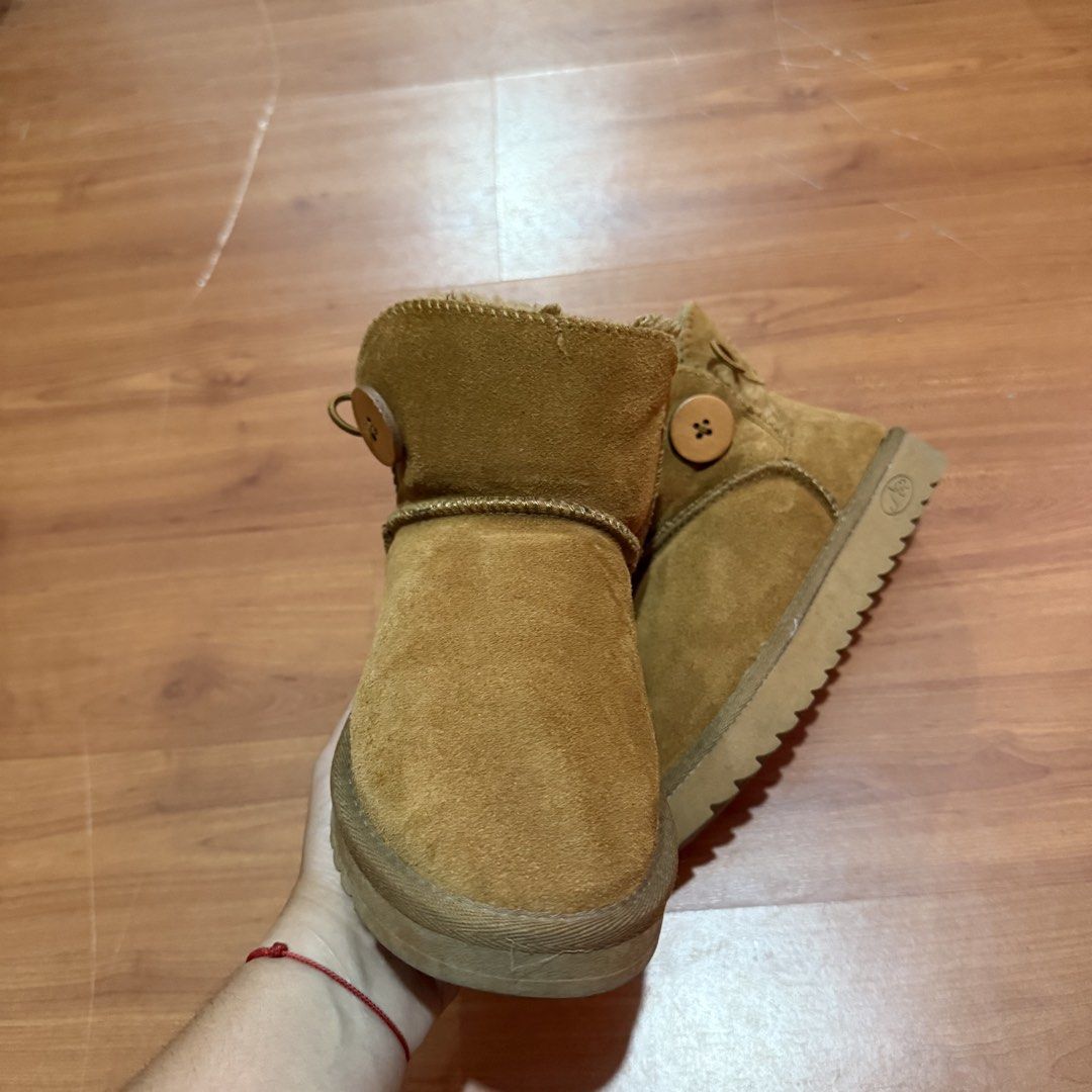 Suede winter snow boots (Category: Boots) located in Baguio. Submitted by puss_n_boots2600 (Listing ID 1464421887, Image 3). Description: Suede winter snow boots Size 37.5.