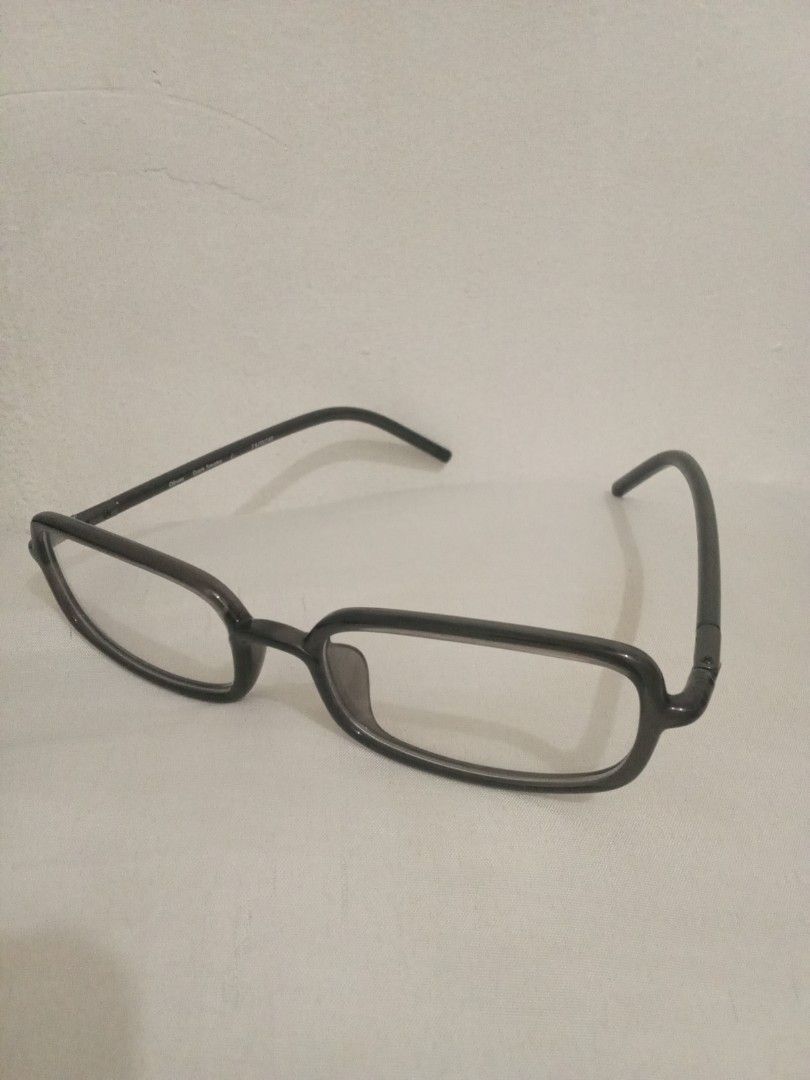 Sunnies Studios Oliver in Dark Smoke (Category: Vision Care) located in Manila. Submitted by varsier (Listing ID 1464434445, Image 2). Description: got it for ₱1,995 just kept inside a closet, only tried once for the shape but ultimately didn't use it afterwards. comes with the free eye test and case. price can be negotiable! rfs: student funds buyer shoulders df mop: bpi, gcash mod: lalamove, ggx ( j&t if possible).