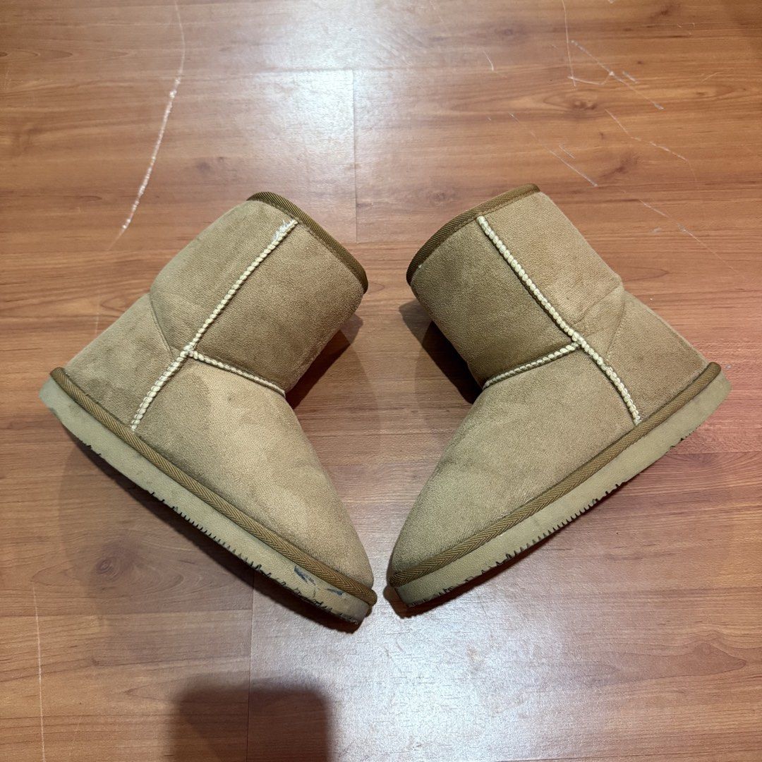 Tan sheepskin boots (Category: Boots) located in Baguio. Submitted by puss_n_boots2600 (Listing ID 1464422217, Image 1). Description: Tan sheepskin boots Size 39 Needs Cleaning.