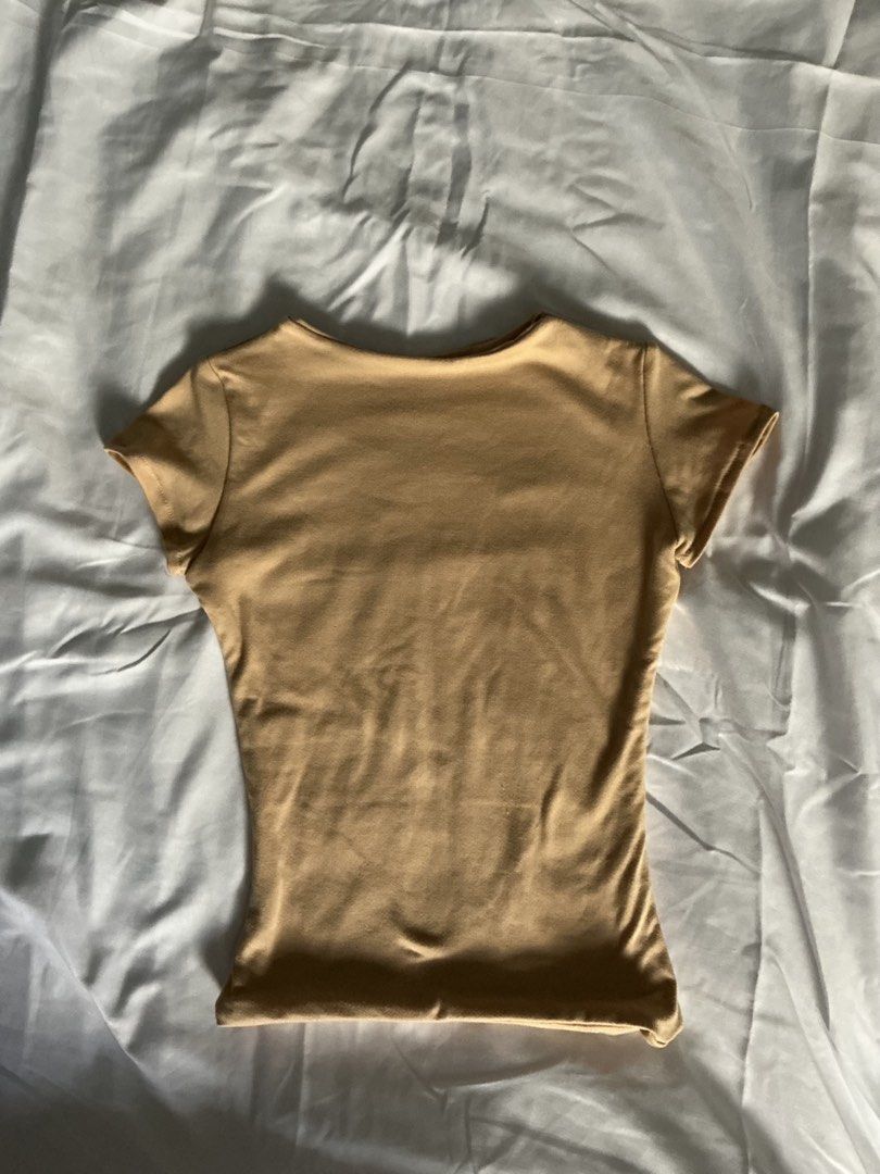 Tan Short Sleeve Double Lining Shirt (Category: Shirts) located in Manila. Submitted by isomarizm (Listing ID 1464402145, Image 1). Description: - Basic tan short sleeve t-shirt - Can fit xxs-xs -Double lining -Cotton spandex fabric loc: qc/malabon mop: gcash/maya.