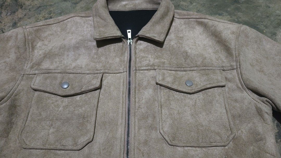 Tan Suede-like Zip-Up Jacket with Chest Pockets (Category: Coats, Jackets and Outerwear) located in Manila. Submitted by tonsky_thrift (Listing ID 1464468582, Image 2). Description: ‎📌 Colorate: 9.9/10 ‎📌 excellent condition ‎📌 Issue:none (need wash) -Tan jacket with a suede-like texture - Zip-up front closure - Two chest pockets with snap buttons - Button closure at the cuffs - Black inner lining with a pocket - Ideal for casual wear.