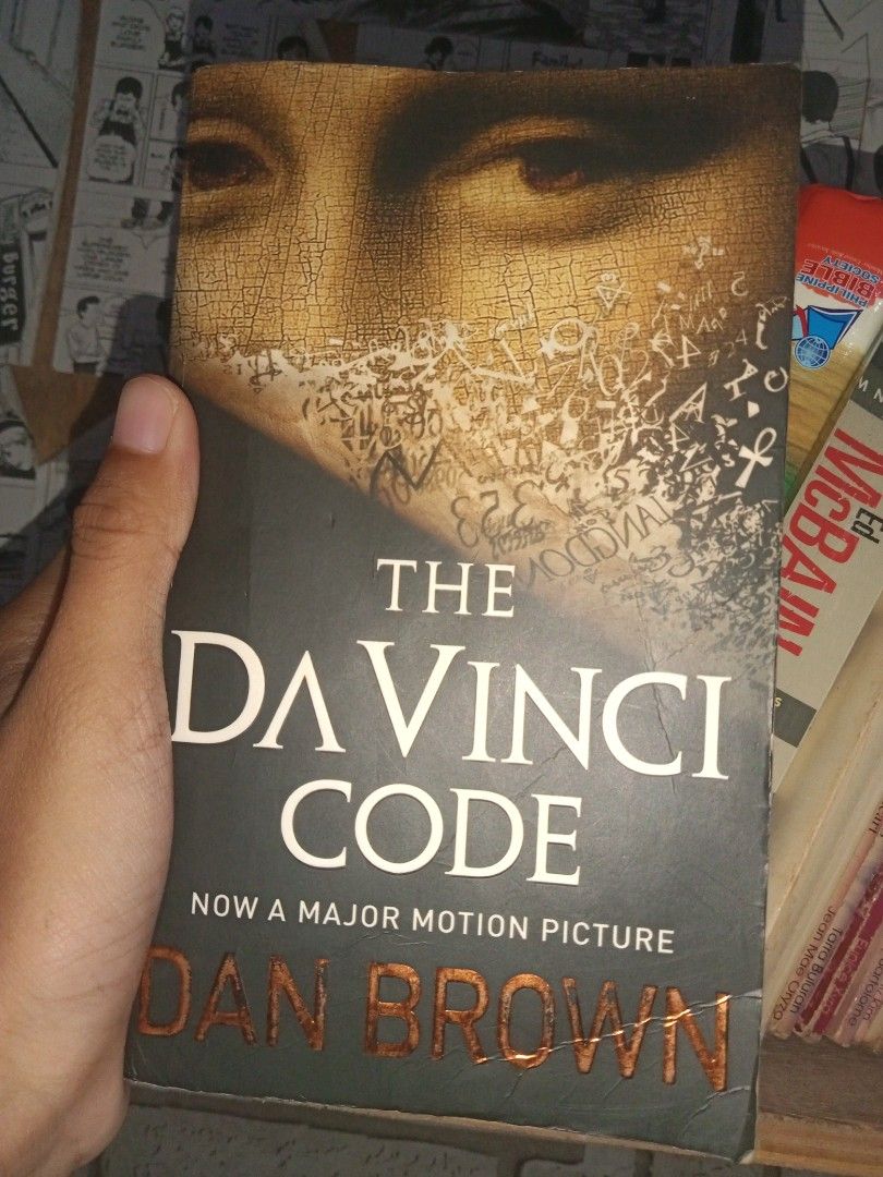 The Da Vinci Code by Dan Brown (Category: Storybooks) located in San Carlos City. Submitted by sweetfurie (Listing ID 1464462966, Image 2). Description: - The Da Vinci Code by Dan Brown - Features the iconic cover art - Edition notes it's now a major motion picture - Ideal for fans of thrillers and mysteries.