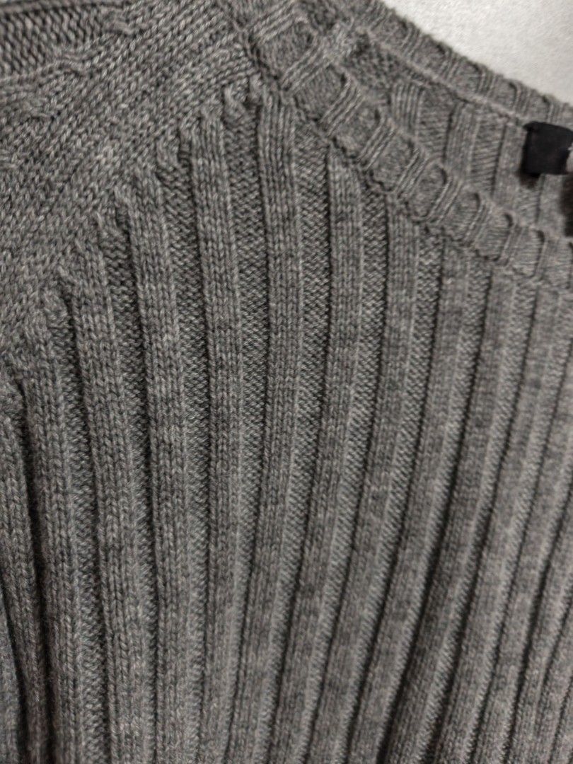 Theory crop sweater ribbed wool size S in gray (Category: Others Tops) located in Taguig. Submitted by nextflip (Listing ID 1464367305, Image 3). Description: excellent condition no issue.