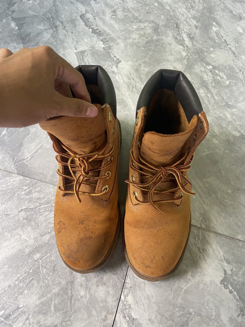 TIMBERLAND (AUTHENTHIC) 37.5 (Category: Casual Shoes) located in Manila. Submitted by gelo.vbz (Listing ID 1464496671, Image 2). Description: - Classic tan Timberland boots - Lace-up style with padded collar - Durable rubber sole - Shows some signs of wear (toe/sides), but plenty of life remaining - Great for everyday wear.