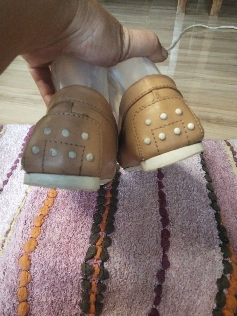 Tod's leather loafers shoes (Category: Loafers) located in Calasiao. Submitted by alluringvenus.thriftshop (Listing ID 1464442805, Image 3). Description: very good condition Tod's leather loafers shoes.