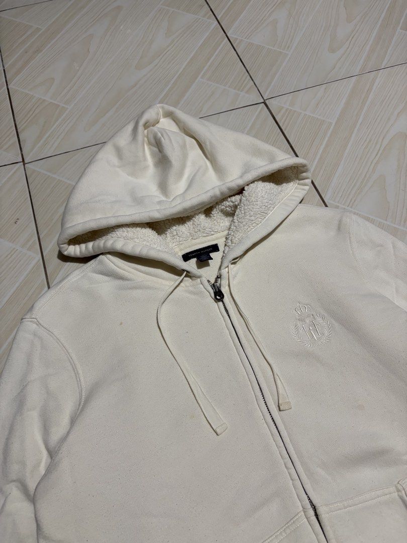 Tommy Hilfiger (Category: Coats, Jackets and Outerwear) located in Carmona. Submitted by arthrift.31 (Listing ID 1464551927, Image 2). Description: Width:22 Length:24.5 Condition:9/10 Colorrate:9/10.
