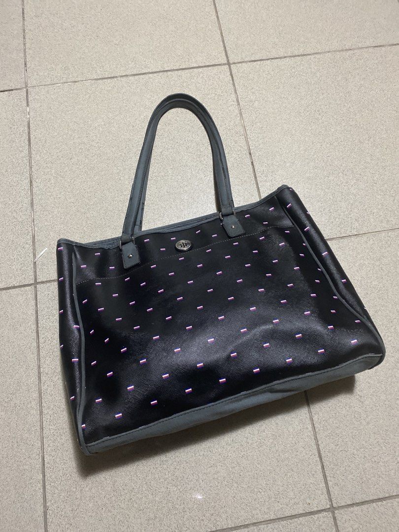 Tommy Hilfiger Tote Bag (Category: Tote Bags) located in Dagupan City. Submitted by maryennie (Listing ID 1463999483, Image 1). Description: Working zippers (all) Spacious interior Structured design Suitable for work, daily use or travel -Condition: Pre-loved, with visible signs of use . Please refer to photos for exact condition. ⭐️Selling as-is. Please inspect photos carefully before purchasing..