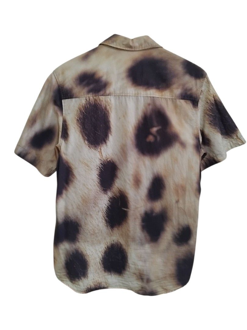 Topman Classic Fit Leopard Print Button Up Shirt (Category: Tshirts & Polo Shirts ) located in Pasig City. Submitted by hustlexcurate (Listing ID 1464404591, Image 2). Description: Topman Classic Fit Leopard Print Button Up Shirt Size MEDIUM Dimensions: 20X28.