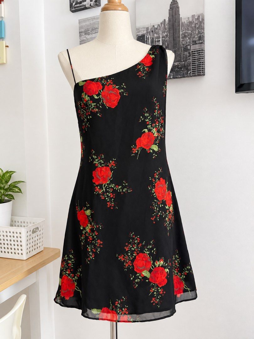 Topshop Rose Dress (Category: Evening dresses & gowns) located in Manila. Submitted by qamilluxe (Listing ID 1464361208, Image 1). Description: Large-XL Ganda po nito kapag suot actual Used once Pwede lang coffee date, pang attend ng events…..