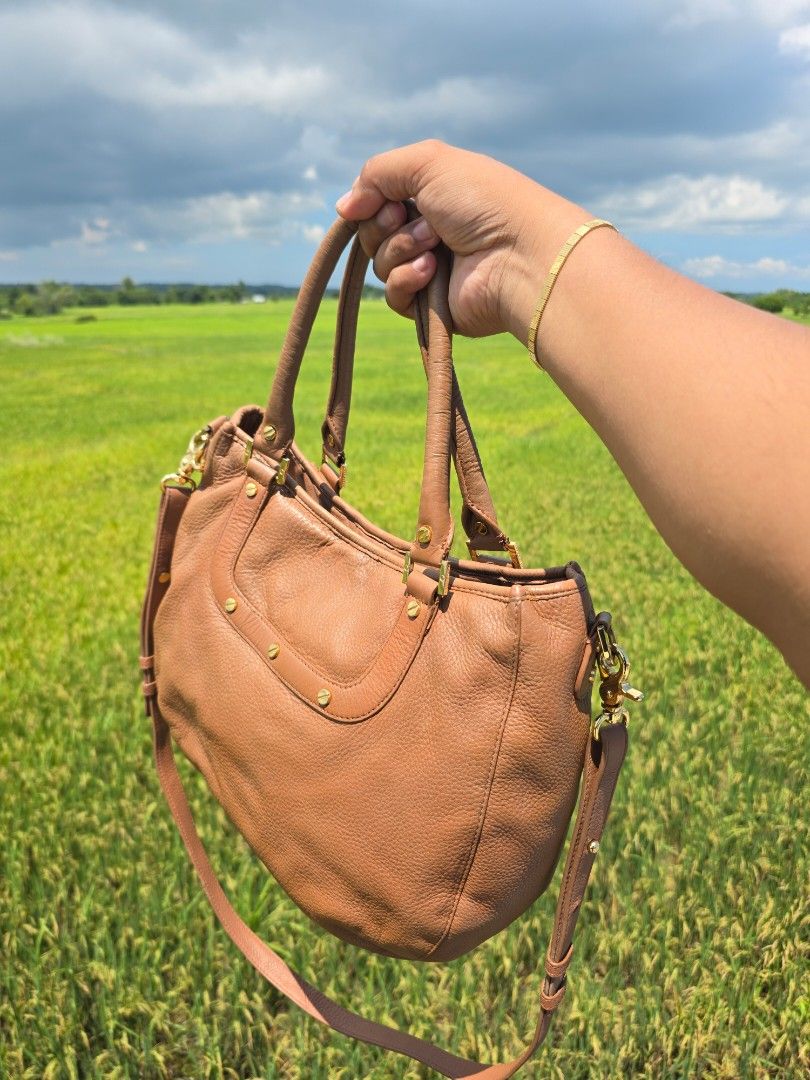 TORY BURCH AMANDA TWO WAY (Category: Luxury Bags & Wallets) located in Baguio. Submitted by legitbuyerpoako (Listing ID 1464567992, Image 2). Description: very nice two way no major flaws ready to use FREE SF.