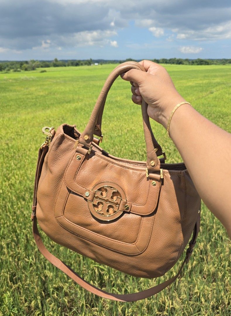 TORY BURCH AMANDA TWO WAY (Category: Luxury Bags & Wallets) located in Baguio. Submitted by legitbuyerpoako (Listing ID 1464567992, Image 1). Description: very nice two way no major flaws ready to use FREE SF.