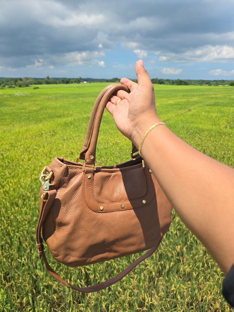 TORY BURCH AMANDA TWO WAY (Category: Luxury Bags & Wallets) located in Baguio. Submitted by legitbuyerpoako (Listing ID 1464567992, Image 3). Description: very nice two way no major flaws ready to use FREE SF.