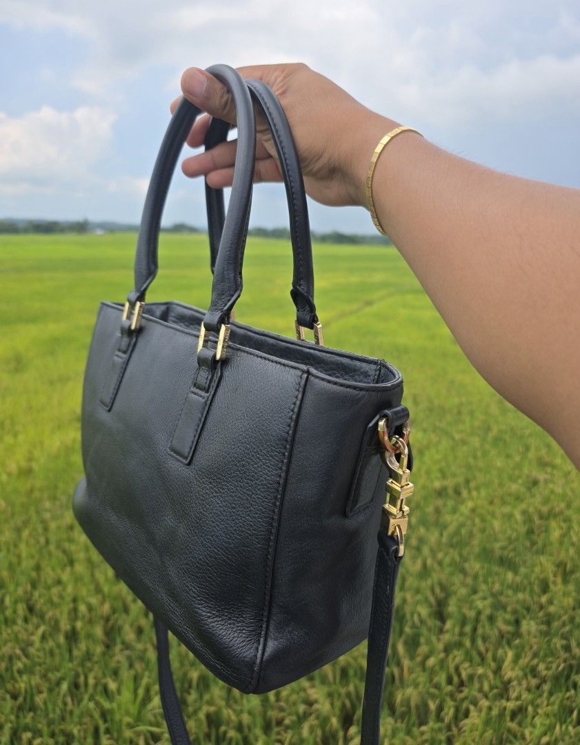 TORY BURCH MERCER SATCHEL (Category: Luxury Bags & Wallets) located in Baguio. Submitted by legitbuyerpoako (Listing ID 1464567620, Image 3). Description: nice condition perfect everyday wear sign of use only FREE SF.