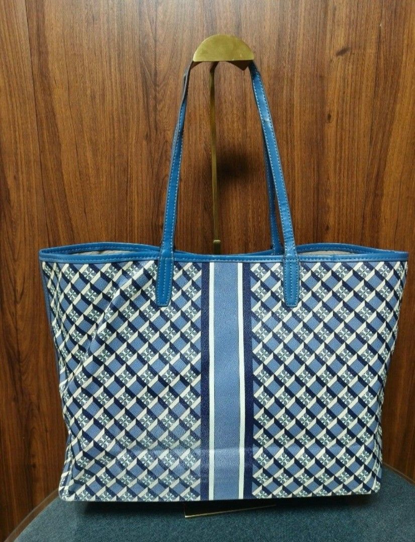 Tory Burch Monogram Coated Canvas Blue (Category: Tote Bags) located in Baguio. Submitted by luxuryvaultbagsandfashion (Listing ID 1464438111, Image 3). Description: TORY BURCH MONOGRAM COATED CANVAS TOTE (BLUE) Spacious, durable, and stylish! The Tory Burch Gemini Link tote is crafted from water-resistant coated canvas featuring an eye-catching geometric chain print, central stripe, and blue leather trim. Specifications: Brand: Tory Burch Materi