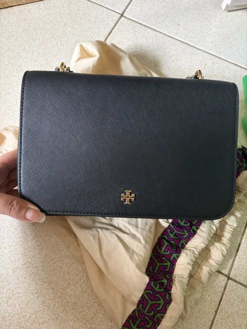 Tory Burch Robinson Bag (Category: Shoulder Bags) located in Manila. Submitted by getitfromjul (Listing ID 1464385444, Image 2). Description: - issue only sa logo (check pic) .