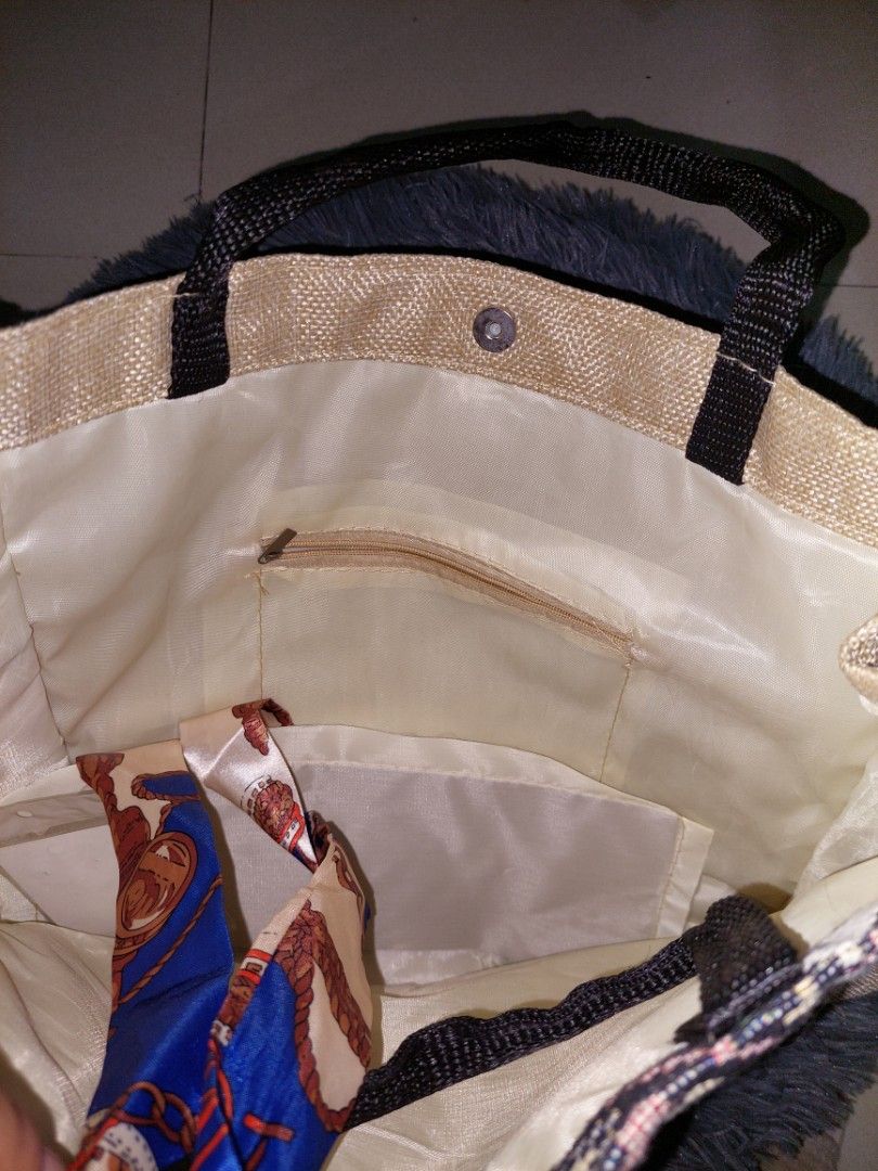 Tote Bag (Category: Tote Bags) located in Manila. Submitted by okeanos (Listing ID 1464362345, Image 2). Description: Used Totebag Good for Everyday.