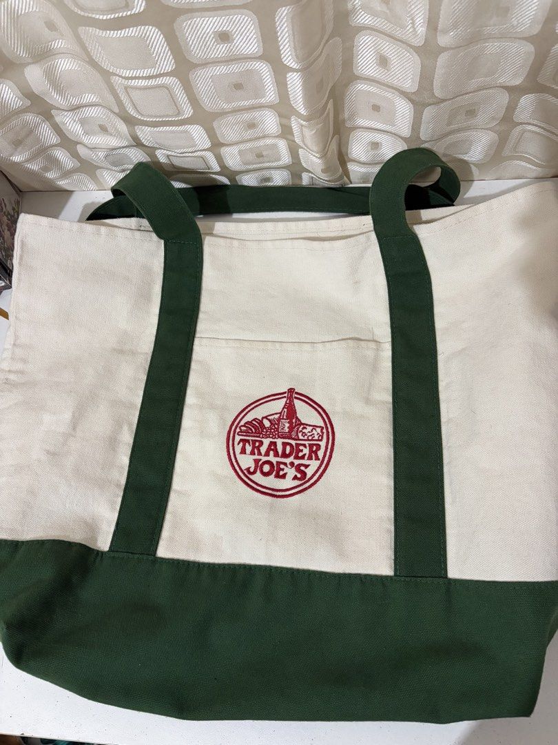 Trader Joe’s Tote Bag Green (Category: Shoulder Bags) located in Lucena. Submitted by minimal_decluttering (Listing ID 1464511606, Image 1). Description: Onhand Used.
