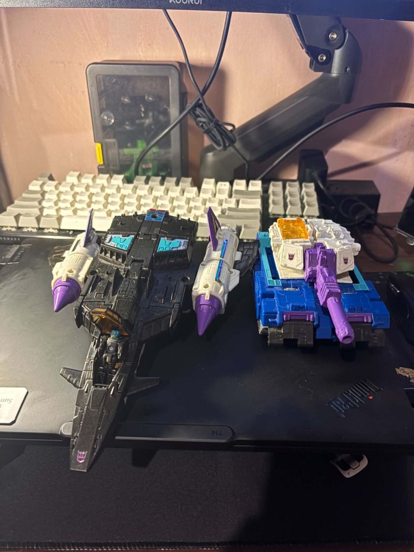 Transformers Titans Return Overlord (Category: Action & Battle Toys) located in Taguig. Submitted by livehorse.8cf1df (Listing ID 1464421879, Image 1). Description: - Transformers Titans Return Overlord figure - Includes Tank, Jet, and Robot modes - Comes with Powermaster Optimus Prime and his trailer - All pieces are accounted for and shown in photos - Great addition for any Transformers fan's collection.