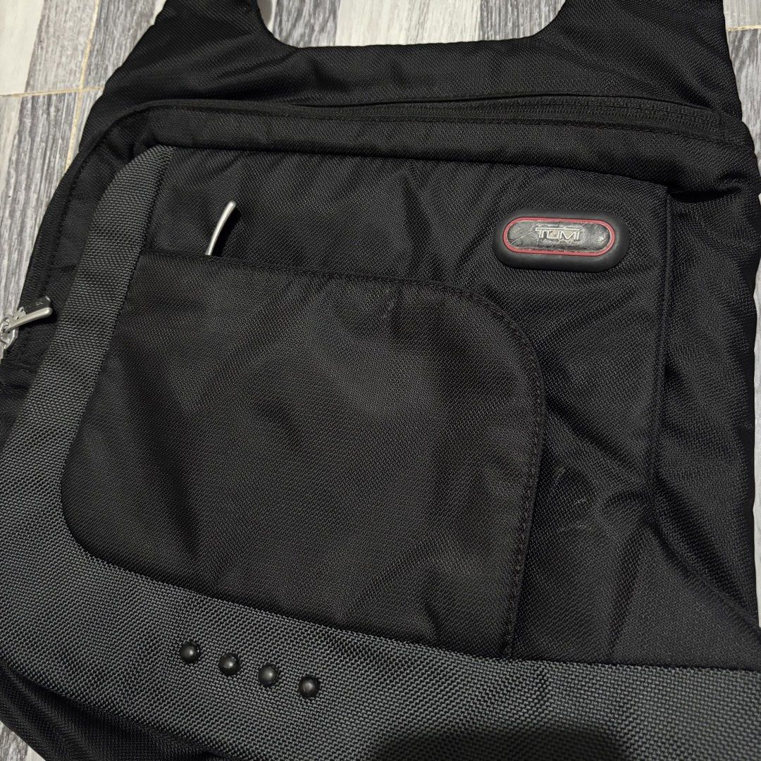 Tumi (Category: Sling Bags) located in Banga. Submitted by akosiloco (Listing ID 1464466290, Image 3). Description: Tumi excellent condition Plus sf.
