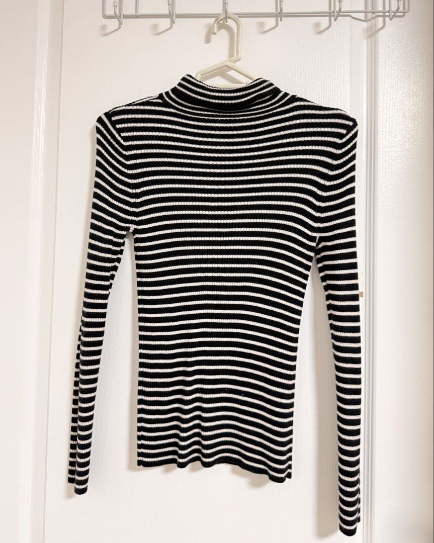 Turtleneck Long-sleeve Tee (Category: Longsleeves) located in San Fernando. Submitted by lovedbylove__ (Listing ID 1464468310, Image 1). Description: GU LONGSLEEVE TEE SMALL TO MEDIUM.