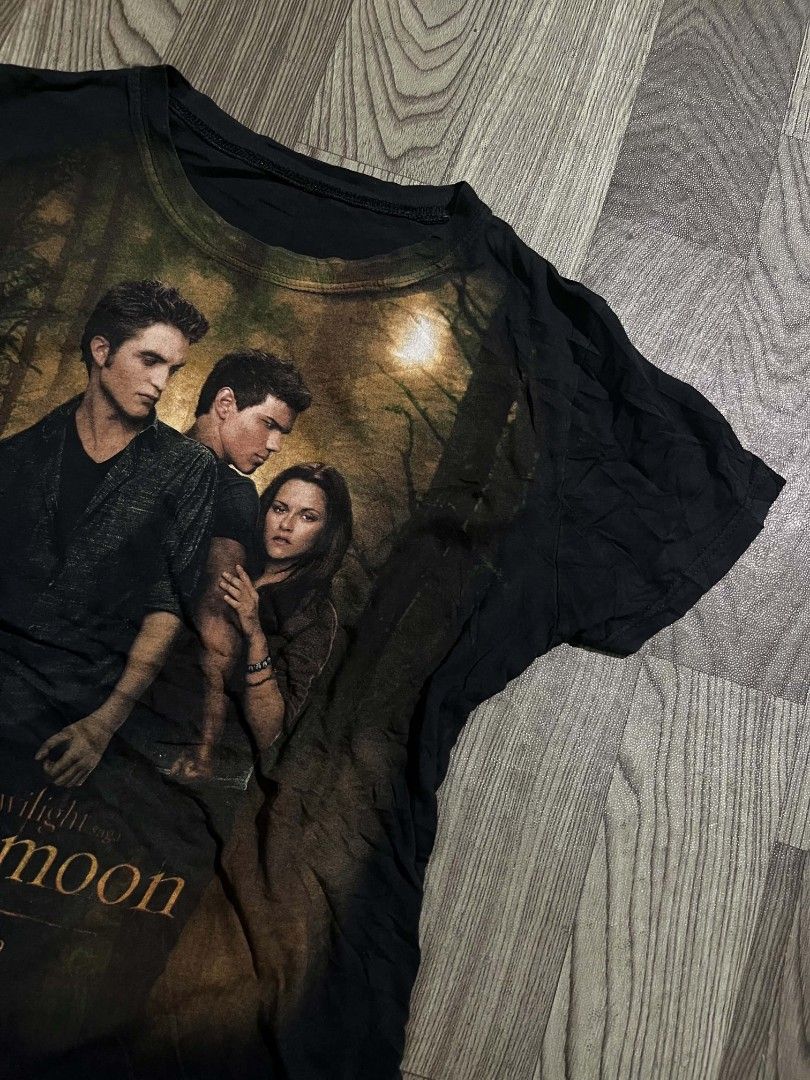 Twilight New Moon (2009) (Category: Shirts) located in Tayabas. Submitted by sickfinds (Listing ID 1464377983, Image 2). Description: Twilight New Moon (2009) Size: M-L (womens) Needwash Only Excellent Condition.