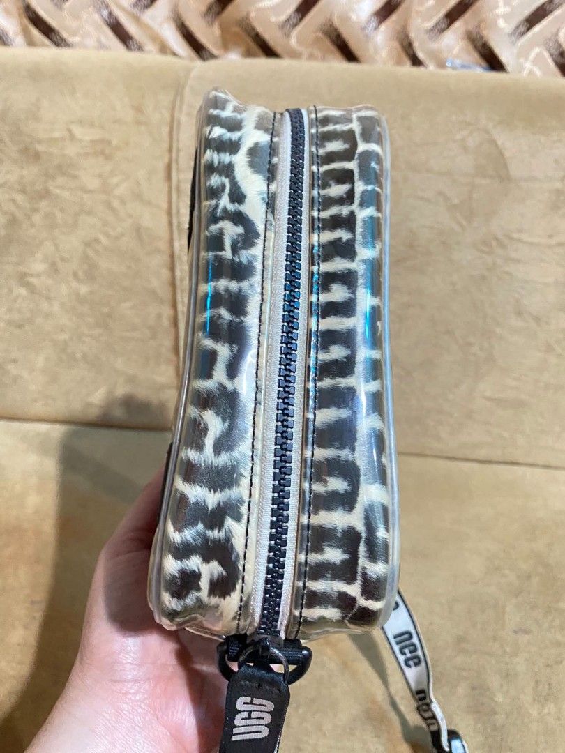 UGG (Category: Cross-body Bags) located in Dumaguete. Submitted by camillaolshoppe2 (Listing ID 1464388655, Image 3). Description: Authentic UGG Janey II Clear UGG Plush Crossbody Belt Bag Ang cute as in Excellent condition.