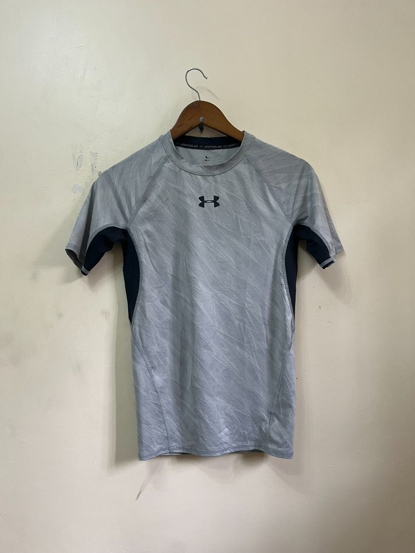 Under Armour Compression Short Sleeve Shirt Grey Patterned Athletic Base Layer Men's Size S (Category: Activewear) located in Nagcarlan. Submitted by freshfrompast (Listing ID 1464433593, Image 1). Description: Under Armour short sleeve compression base layer shirt in light grey with an all-over geometric streak print and contrast black side/underarm paneling. Features raglan sleeves, flatlock ergonomic seams, crew neck collar with inner brand ta