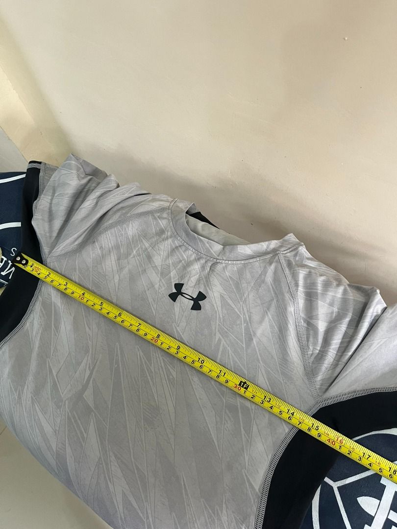 Under Armour Compression Short Sleeve Shirt Grey Patterned Athletic Base Layer Men's Size S (Category: Activewear) located in Nagcarlan. Submitted by freshfrompast (Listing ID 1464433593, Image 3). Description: Under Armour short sleeve compression base layer shirt in light grey with an all-over geometric streak print and contrast black side/underarm paneling. Features raglan sleeves, flatlock ergonomic seams, crew neck collar with inner brand ta